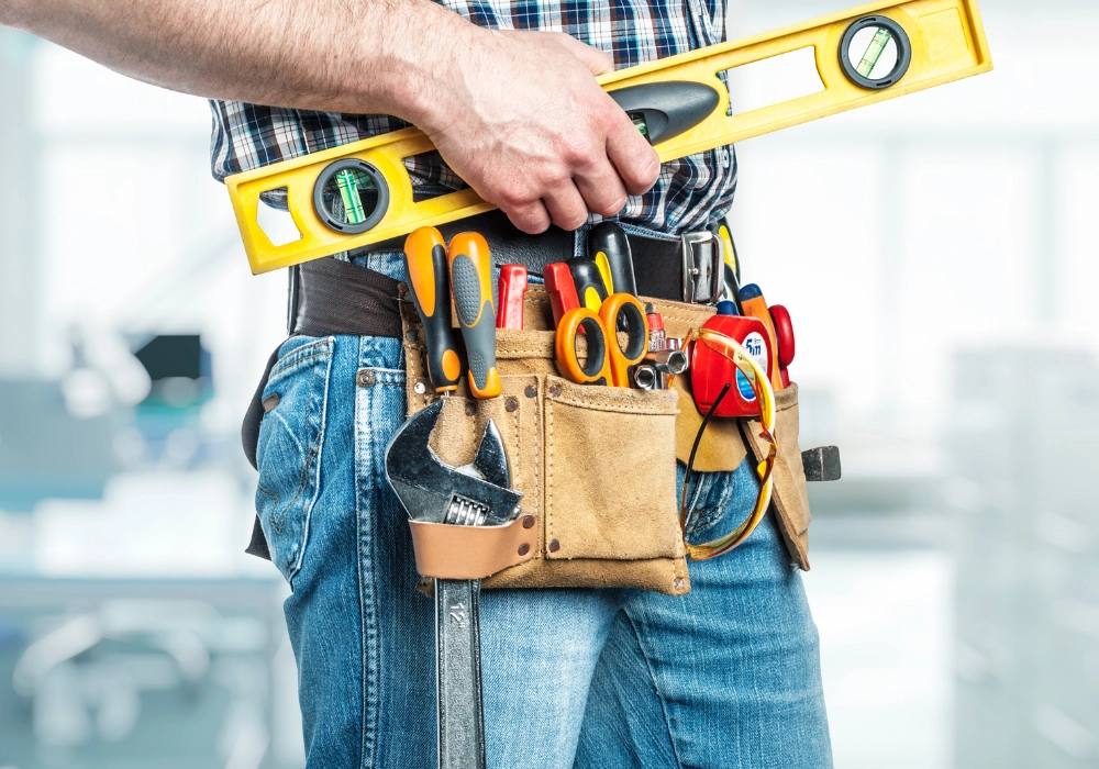 Handwerker mit Wasserwaage und Werkzeug